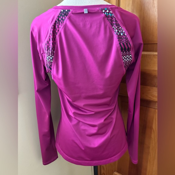 Cute Athletic Top - Picture 2 of 4